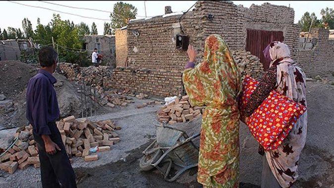 İran&#039;da 11 dakika arayla 2 deprem: 227 ölü