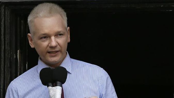 Assange iki ay aradan sonra ortaya çıktı 