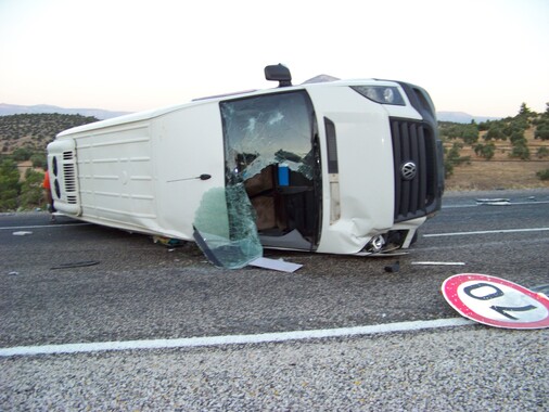 Mersin&#039;de minibüs devrildi: 18 yaralı