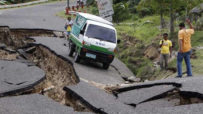 Filipinler&#039;de 7,9 büyüklüğünde deprem