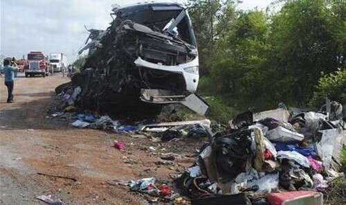 Meksika&#039;da minivan kamyonla çarpıştı: 16 ölü