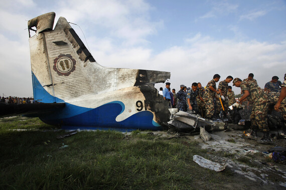 Dağcıları taşıyan uçak düştü: 19 ölü