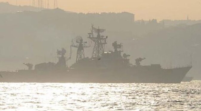 Rus savaş gemileri Boğaz&#039;dan geçti 