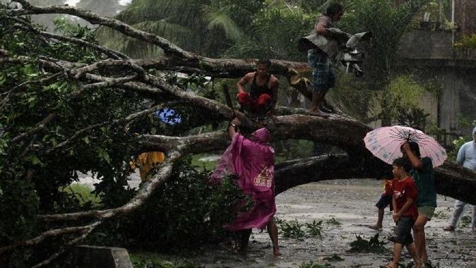 Filipinler&#039;de Nari tayfunu, 8 ölü