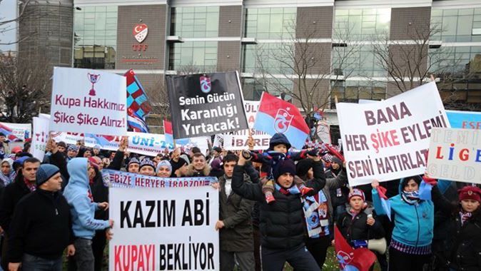 Trabzonsporlu taraftarlardan TFF binasına akın