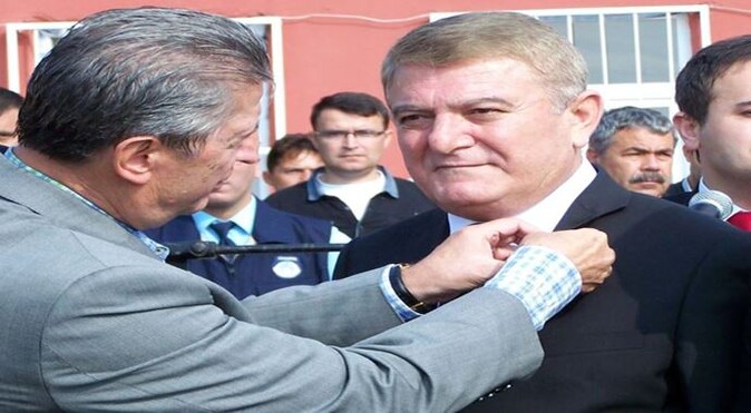 CHP&#039;li belediye Başkanı, AK Parti rozeti taktı
