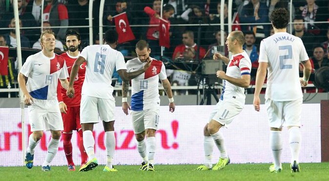 Sneijder ve Kuyt gol sonrası sevinmedi