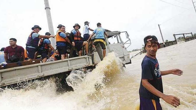 Nari tayfunu nedeniyle 122 bin kişi tahliye