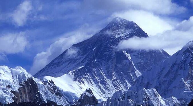 Everest&#039;te çığ düştü, 4 ölü