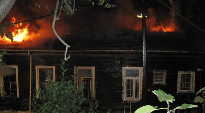 Sarıyer&#039;de ahşap bina alev alev yandı, ölü ve yaralılar var