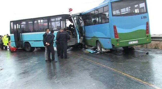 İstanbul&#039;da İETT otobüsleri çarpıştı ölü ve yaralılar var