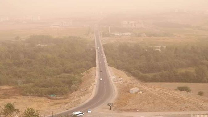 Diyarbakır, Suriye üzerinden gelen toz bulutuna teslim oldu
