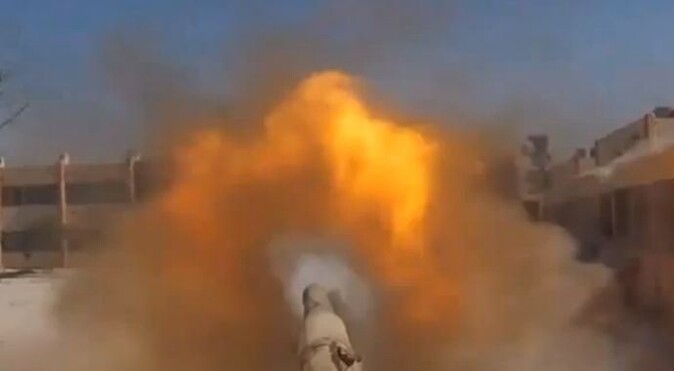 Suriye&#039;den dehşet görüntü, roketatarla tankın karşılaşması - izle