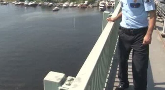 Haliç Köprüsü&#039;nden atladı