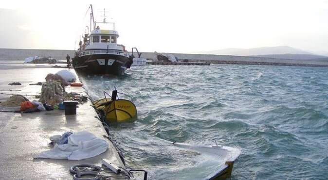Sinop&#039;u fırtına vurdu, gemiler limana demirlendi