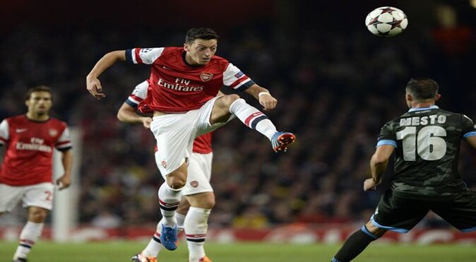 Mesut Özil Arsenal&#039;i sırtladı, Emirates ayakta alkışladı