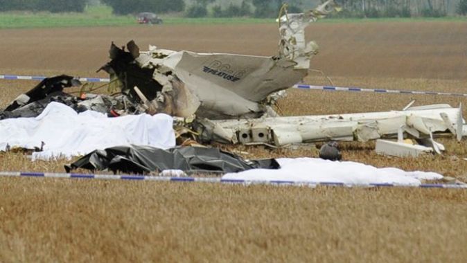 Paraşütçüleri taşıyan uçak düştü, 11 ölü