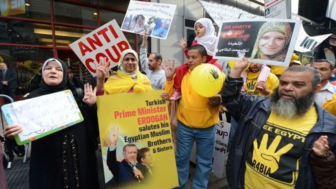 Times Meydanı&#039;nda darbe protestocuları Erdoğan pankartı açtı