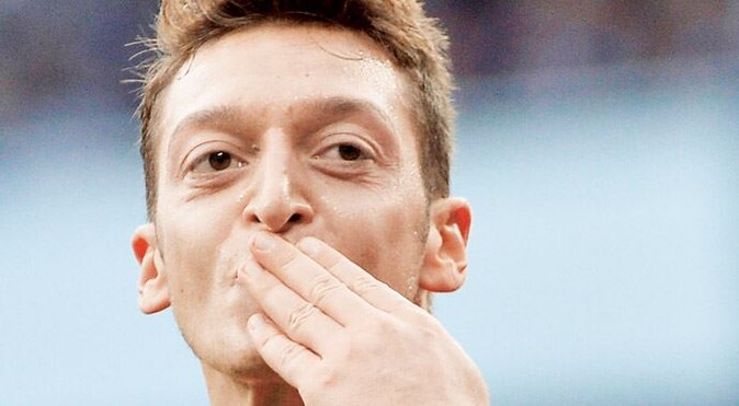 Mesut Özil kariyerinin ilk kafa golünü attı