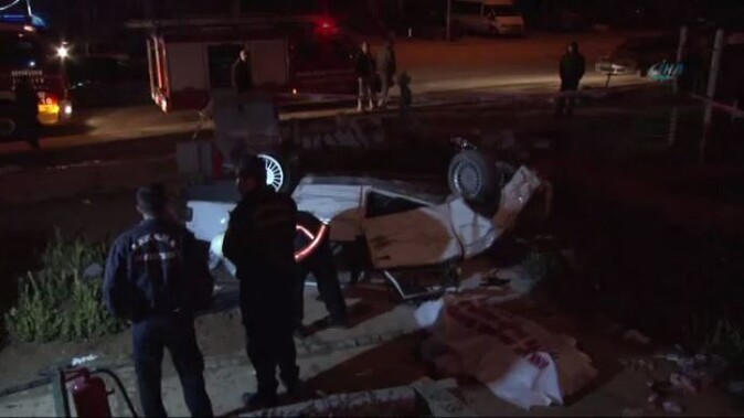 Ankara&#039;da feci kaza, otomobil parka uçtu 2 ölü 1 yaralı var
