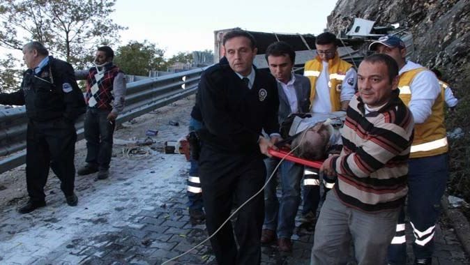 Bursa&#039;da feci kaza, freni patlayan kamyonet takla attı 1 ölü