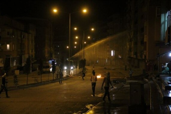 Hakkari&#039;de polise saldıran göstericilere müdahale