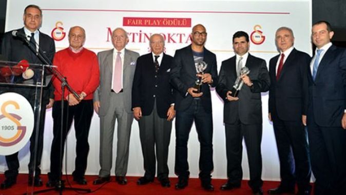 Galatasaray&#039;dan Fenerbahçe&#039;ye ödül