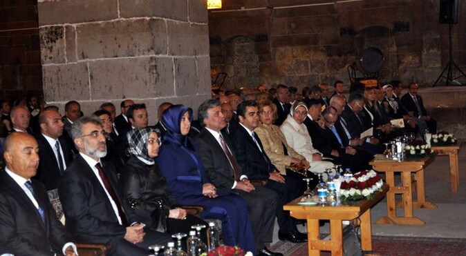 Cumhurbaşkanı Gül ve eşi tarihi handa konser dinledi