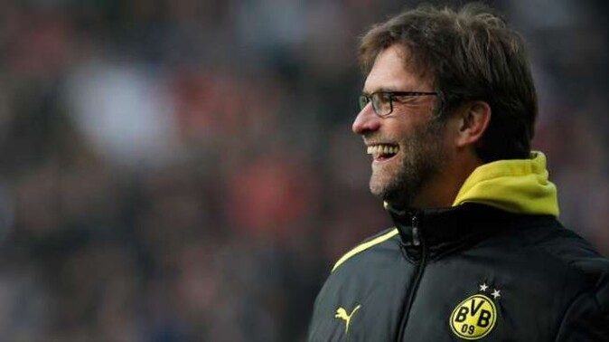 Borussia Dortmund&#039;un hocası hakemi kafasından vurdu - VİDEO