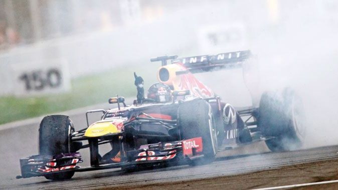 Vettel tarih yazdı, finişte lastik yaktı