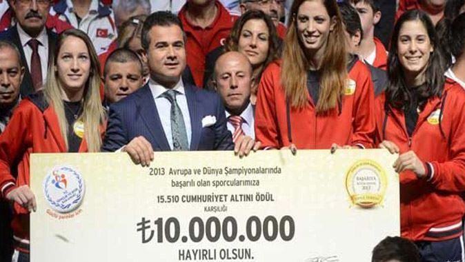 Bakan Kılıç&#039;tan 2013 yılının başarılı sporcularına ödül