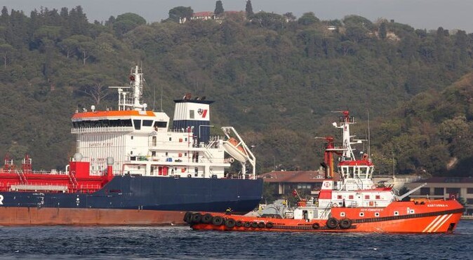 Boğaz&#039;da arızalanan gemi hareket etti