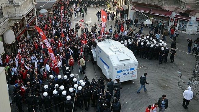 Taksim&#039;de polis, göstericileri dağıttı