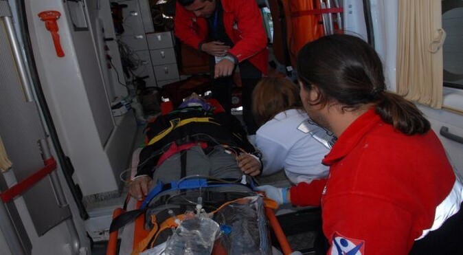 Kayalıklara çarpan Romanyalı paraşütçü ağır yaralandı