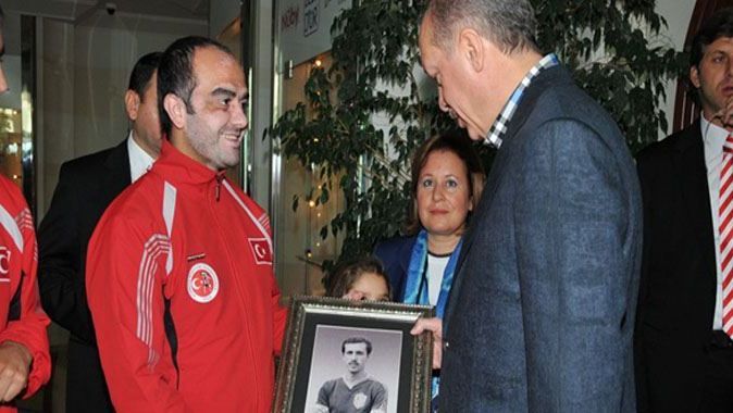 Adana&#039;da Başbakan Erdoğan&#039;a sürpriz hediye