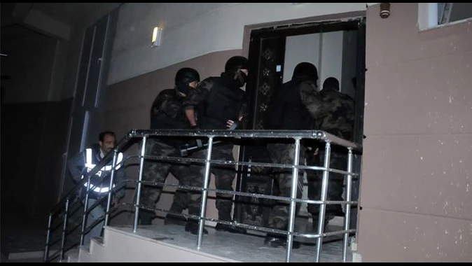 İzmir&#039;de şafak operasyonu, 20 gözaltı