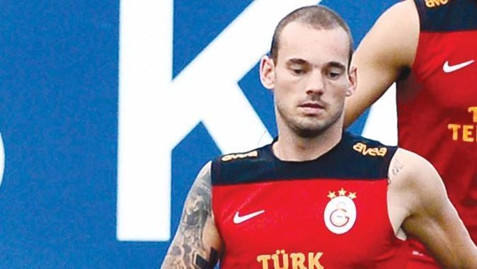 Galatasaray&#039;dan Wesley Sneijder ve Burak Yılmaz açıklaması