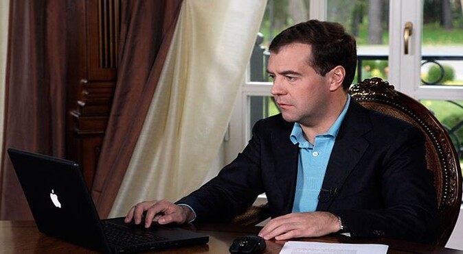 Medvedev, meslektaşlarını Facebook&#039;tan takip ediyor