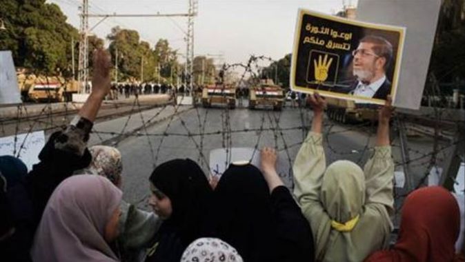 Yargılama öncesi Mursi taraftarları sokakta  