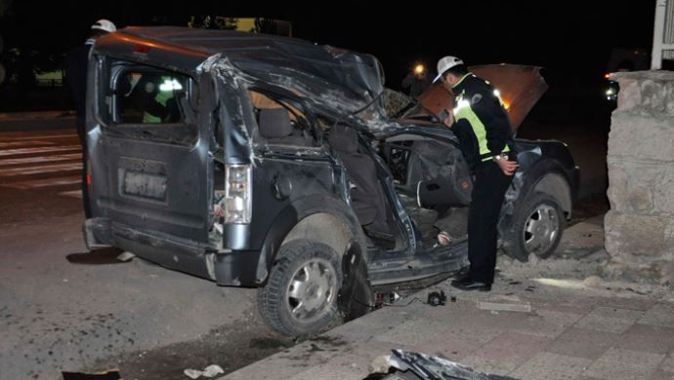 Kütahya&#039;da otomobil devrildi, 3 kişi hayatını kaybetti