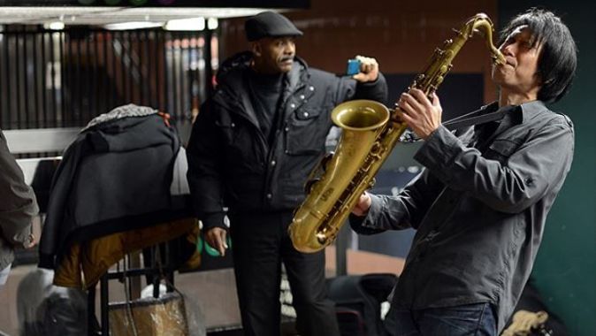 Sokak müzisyenleri için metro ekmek kapısı