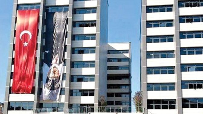 CHP&#039;li Çankaya Belediyesi Atatürk posterini ters astı