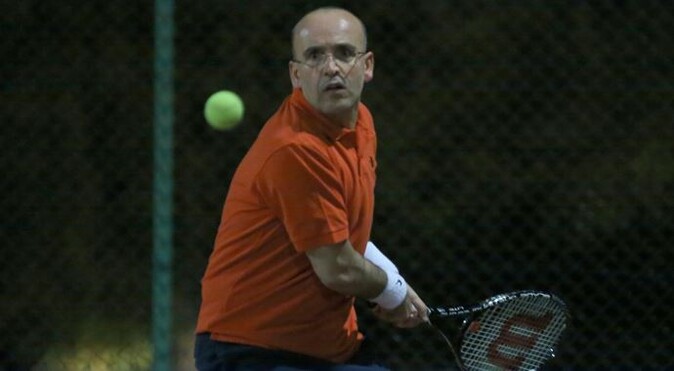 Maliye Bakanı Şimşek teniste hünerlerini sergiledi