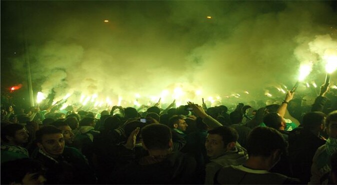 Bursa&#039;da Fenerbahçe otobüsüne taşlı saldırı