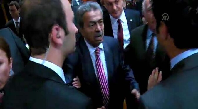 Kamer Genç&#039;ten Emine Erdoğan&#039;a çirkin tepki - VİDEO