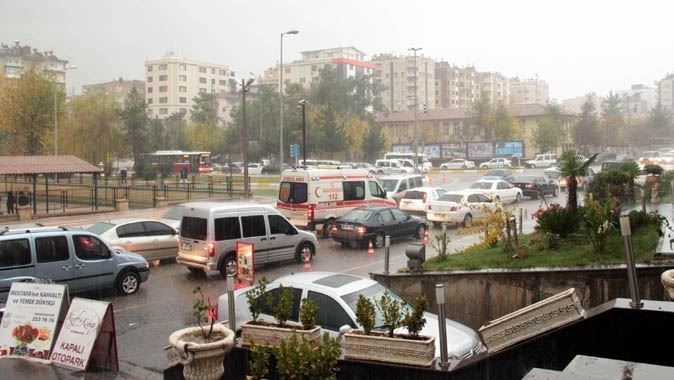 Diyarbakır&#039;da kuvvetli yağış hayatı olumsuz etkiledi