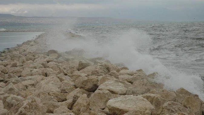 Van gölündeki kuvvetli fırtına dalgaları 3 metre yükseltti