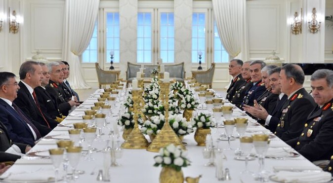 Cumhurbaşkanı Abdullah Gül, YAŞ üyelerine yemek verdi
