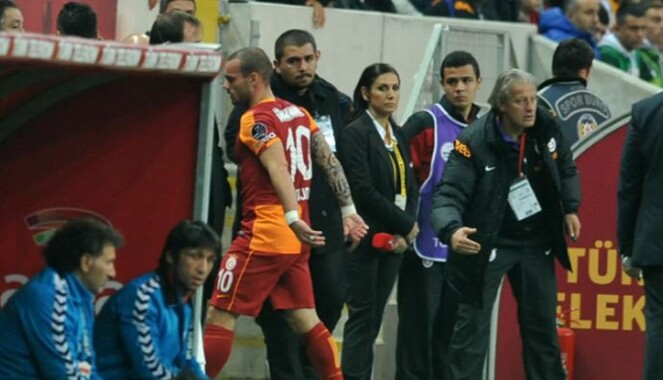 Galatasaray&#039;a Sneijder&#039;dan kötü haber, derbide yok