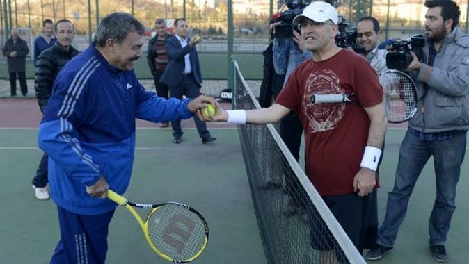 Mehmet Şimşek ve Veysel Eroğlu tenis oynadı